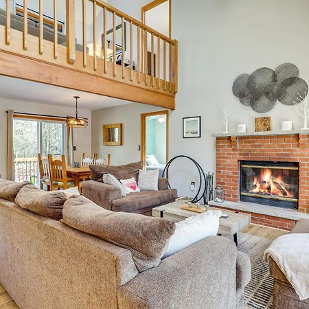 Poconos Home With Private Spa And Fire Pit Long Pond Eksteriør bilde