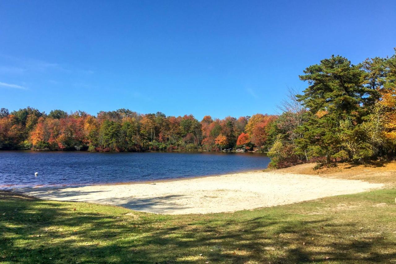 Poconos Home With Private Spa And Fire Pit Long Pond Eksteriør bilde
