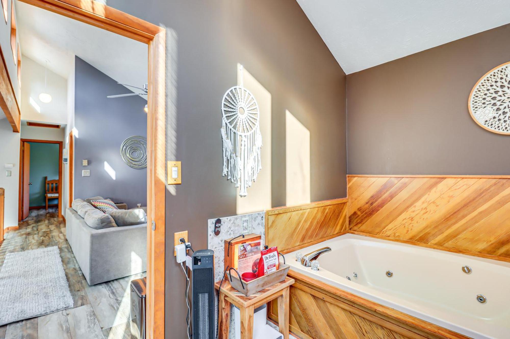 Poconos Home With Private Spa And Fire Pit Long Pond Eksteriør bilde